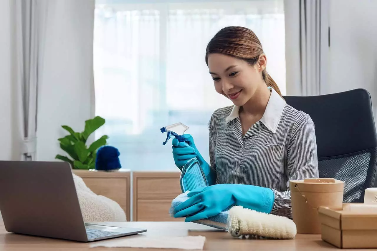 A girl clean his laptop